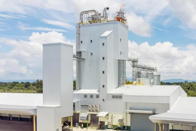 Planta de alimentos balanceados: torre de proceso, silos y naves de almacenamiento