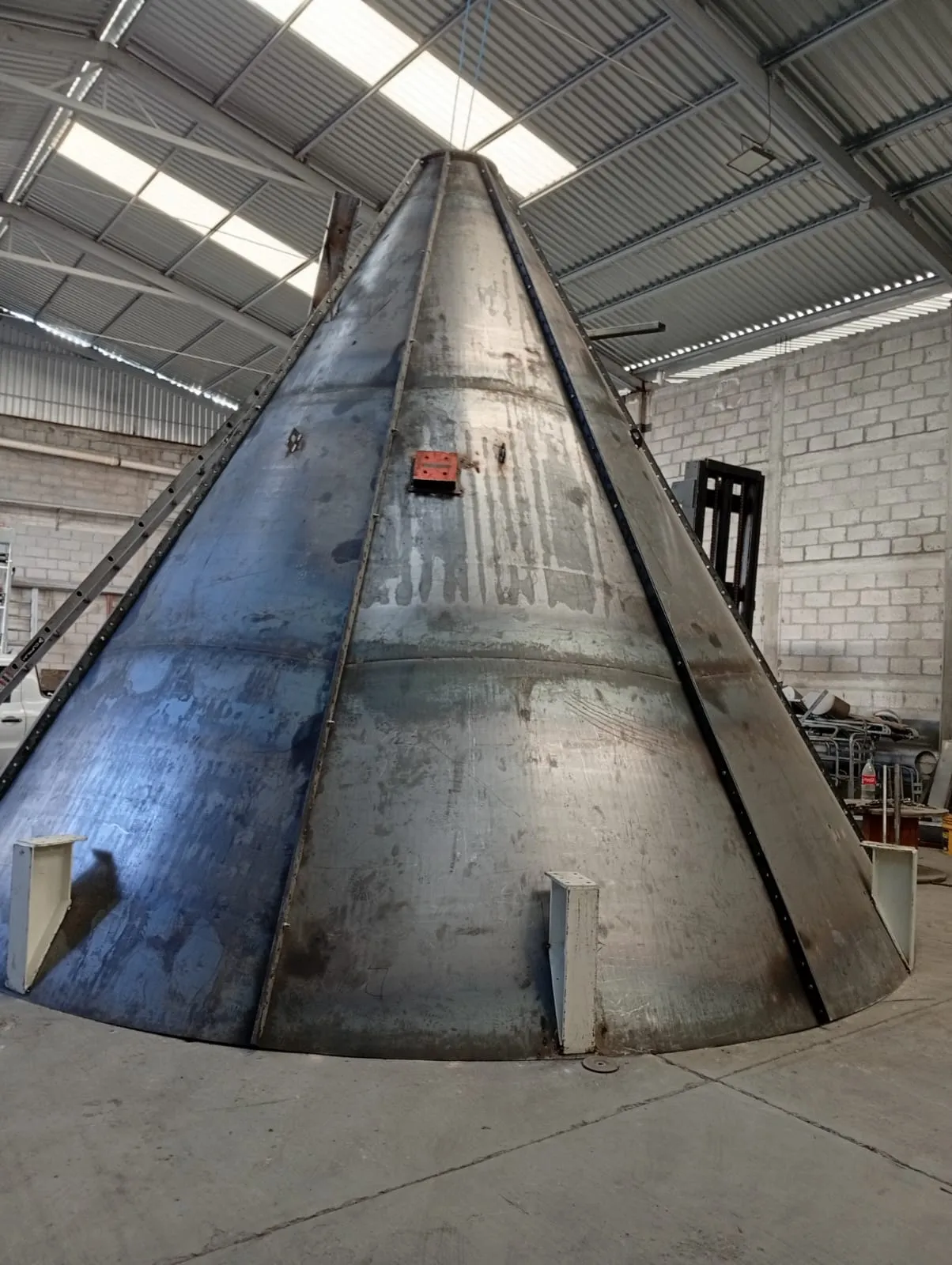 Tolva de acero fabricada en la planta de SIDESA